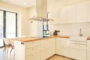 Frigorífico, microondas, horno y placa de cocina