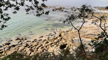 Una spiaggia nelle vicinanze