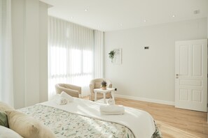 5 dormitorios, tabla de planchar con plancha, cuna de viaje