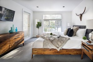 4 chambres, bureau, fer et planche à repasser, lit de bébé portatif