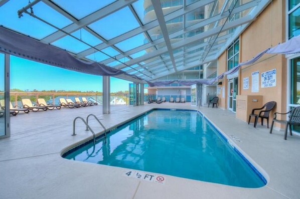 Una piscina techada, una piscina al aire libre