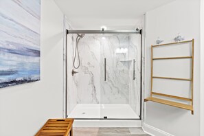 Ducha y bañera combinadas y bañera de hidromasaje