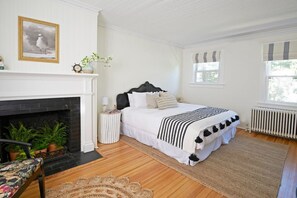 4 bedrooms, desk, travel crib, free WiFi - Bellport Inn, Main House - Historic Village Oasis (Bellport)