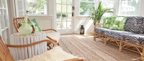 Smart-tv, een open haard, een dvd-speler en boeken