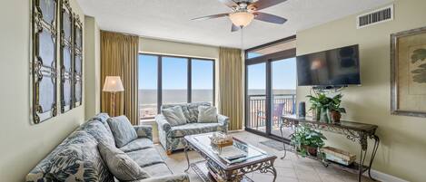 Télévision, lecteur de DVD, baby-foot, table de tennis de table