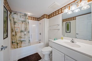 Une salle de bain avec une baignoire, des toilettes et un lavabo.