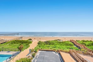 Plage, parasols