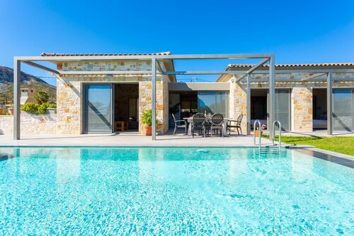 Villa Angelos - Three Bedroom Villa, Sleeps 6