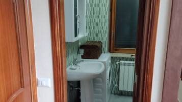 Douche, sĂšche-cheveux, bidet, serviettes fournies