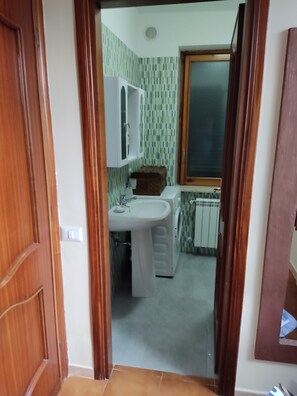 Een douche, een haardroger, een bidet, handdoeken