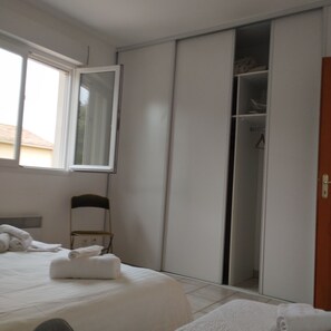 3 bedrooms, iron/ironing board, travel crib, WiFi - 7-person house with direct beach access (100 m walk) (Borgo)