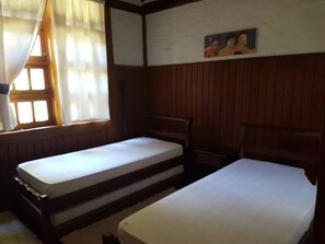 5 bedrooms, iron/ironing board, bed sheets