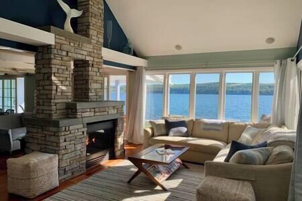 تلفزيون، مدفأة، ستيريو