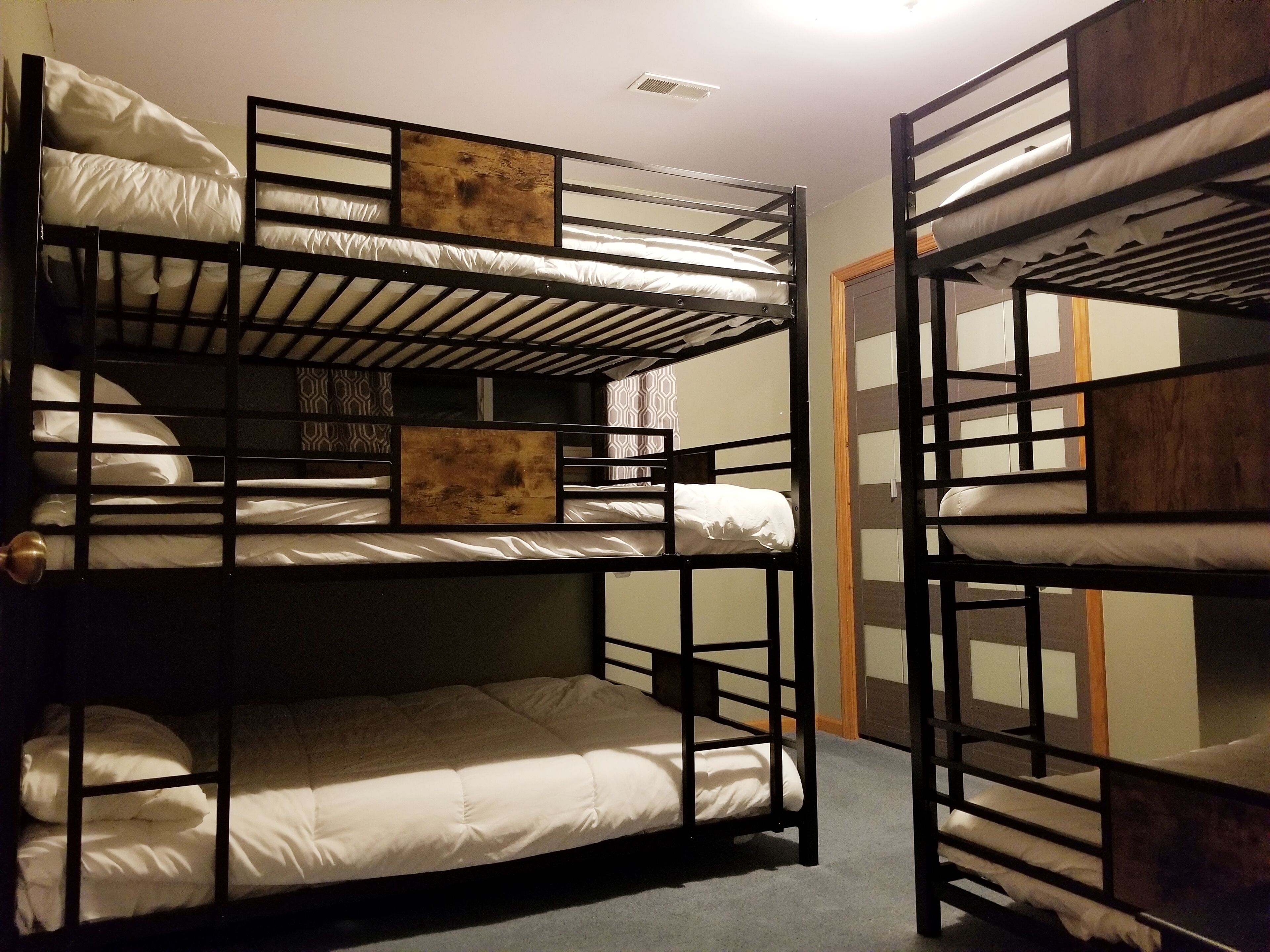 2 habitaciones, tabla de planchar con plancha y cuna de viaje 