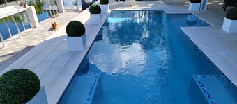 Fisherman Paradise, Dock, Pool , Ice Machine, Jacuzzi. 