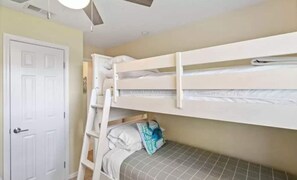 2 bedrooms, free WiFi, bed sheets - 2Bed + 2Bath Blocks from the Beach (St. Augustine)