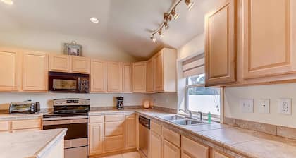Anastasia Lodge-Family & Dog Friendly Beach Cottage