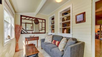 Télévision, lecteur de DVD, livres