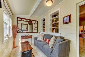 TV, DVD player, books - Anastasia Lodge-Family & Dog  Friendly Beach Cottage (St Augustine Beach)