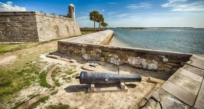 Anastasia Lodge-Family & Dog Friendly Beach Cottage