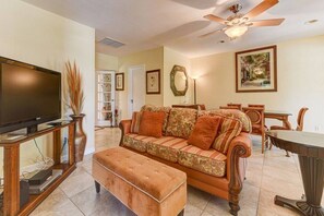 TV, DVD player, books - Anastasia Lodge-Family & Dog  Friendly Beach Cottage (St Augustine Beach)