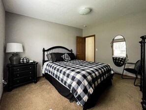 3 dormitorios, tabla de planchar con plancha, cuna de viaje