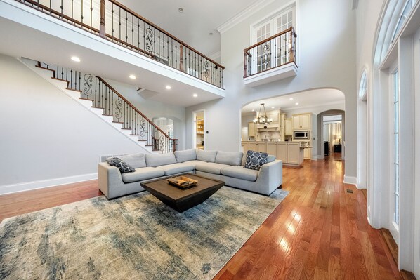 Smart TV - Norris Lake Manor-Exquisite Waterfront with *Private Dock *Pool *Hot tub *Game room (Caryville)