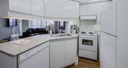 Family of 6 Bay St. 2Bedroom 2Bath Condo FREE Parking WALK to Sick Kids Hospital