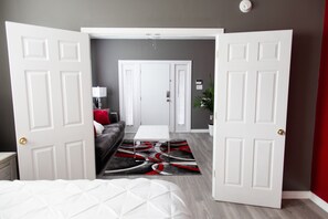 2 habitaciones, tabla de planchar con plancha, wifi y ropa de cama 