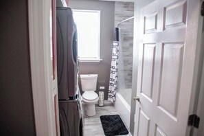 Dusche, Haartrockner, Handtücher