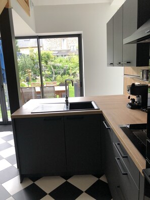 Fridge, microwave, oven, stovetop - Quiet house with garden, terrace, beaches 15 minutes away, everything nearby. (ST BRIEUC)