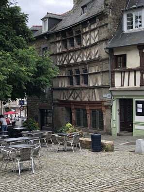 Outdoor dining - Quiet house with garden, terrace, beaches 15 minutes away, everything nearby. (ST BRIEUC)