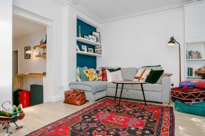 TV, offices - Stunning 1BDR Basement Flat with Garden in Camden (London)