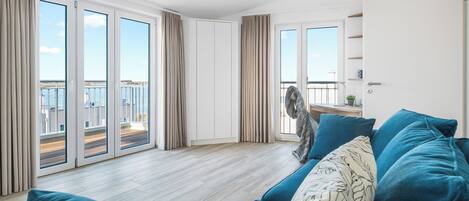 Televisión, chimenea, libros y estéreo