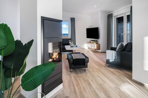 Televisie, een open haard, boeken en een stereo