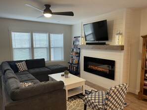 Smart TV, caminetto, libri, studio