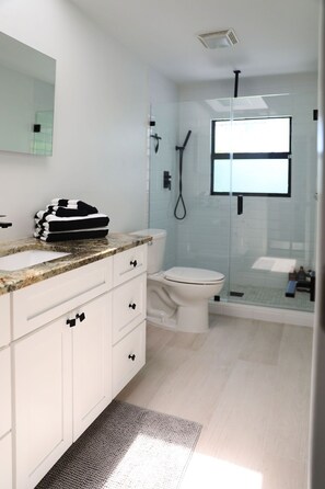 Shower, hair dryer, towels, soap - Edgy Modern house with Heated Salt Water Pool (Naples)