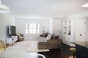 Smart TV, books - Edgy Modern house with Heated Salt Water Pool (Naples)
