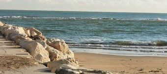 Mini apartment a stone's throw from the beach with parking space