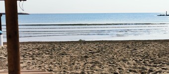 Mini apartment a stone's throw from the beach with parking space