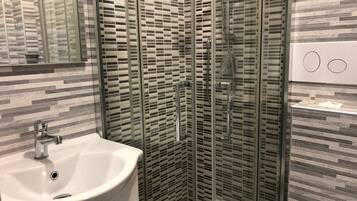 Dusche, Haartrockner, Bidet, Handtücher