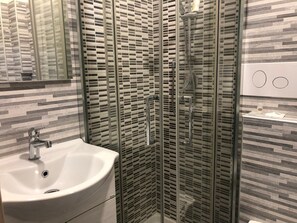 Douche, sèche-cheveux, bidet, serviettes fournies