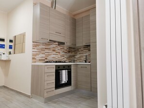 Frigorifero, microonde, forno, piano cottura