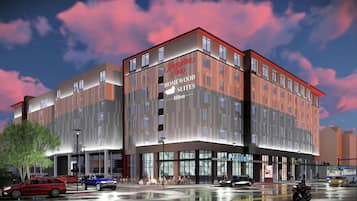 Un hotel moderno con un letrero destacado de Hampton Homewood Suites.