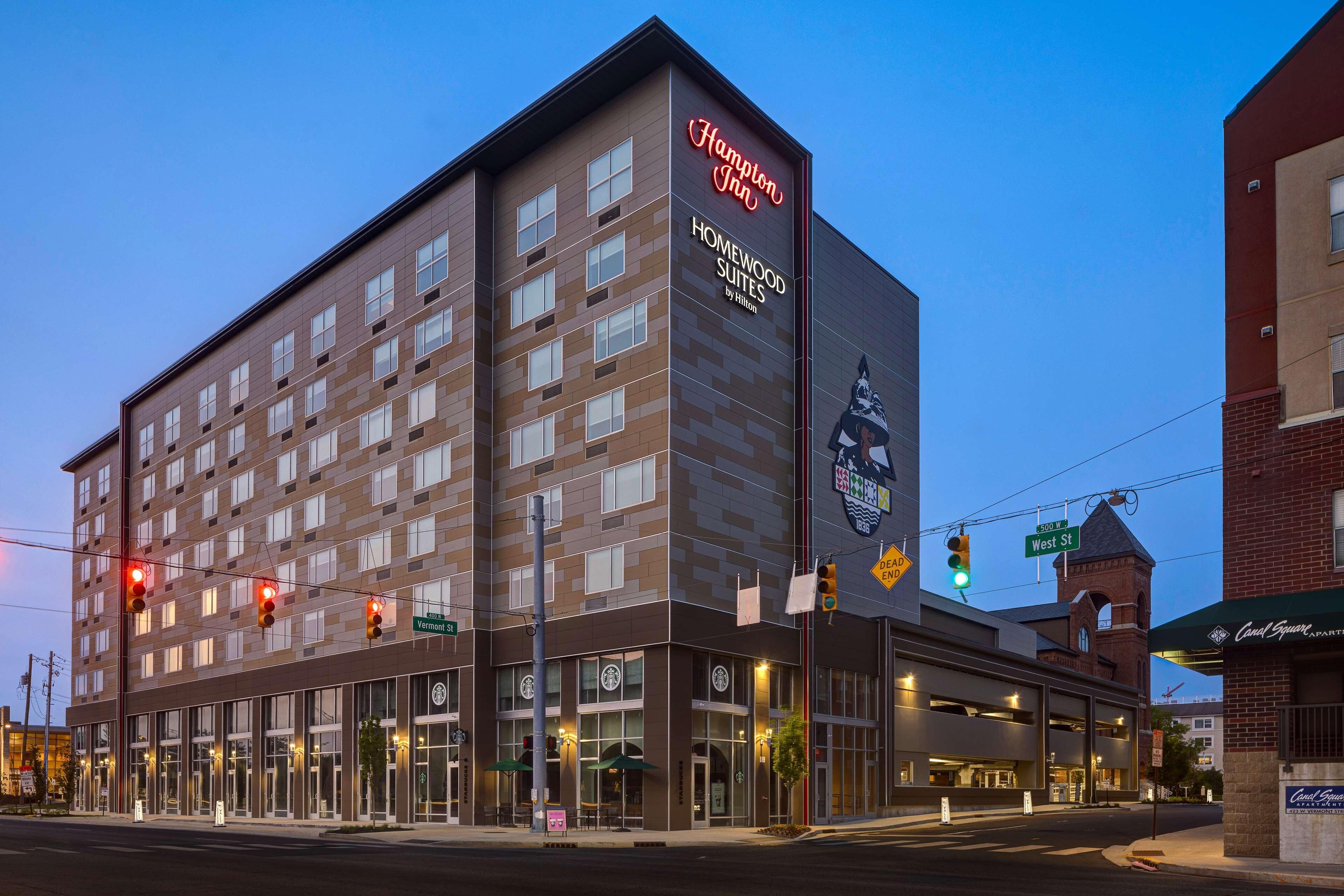 A Hampton Inn hotel with a modern design, located at the corner of West St and Vermont Ave.