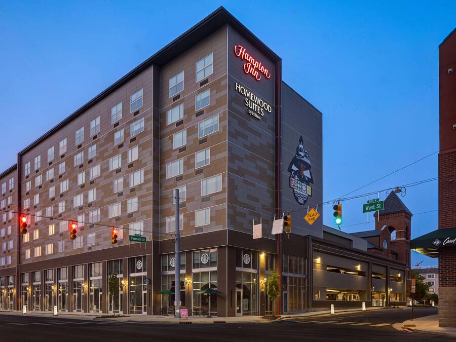 Um hotel Hampton Inn, com design moderno, localizado na esquina da West St e da Vermont Ave.