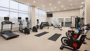 Ett gym med löpband, crosstrainers, fria vikter och träningsmattor.