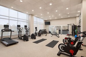Ett gym med löpband, crosstrainers, fria vikter och träningsmattor.