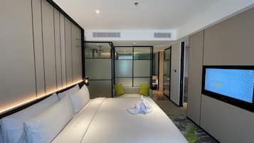 Suite, 1 Bedroom | Desk, laptop workspace, soundproofing, free cribs/infant beds