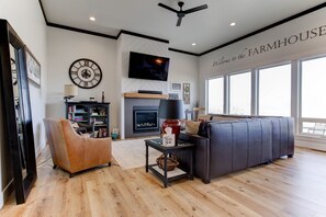 Smart TV, caminetto, libri, stampante